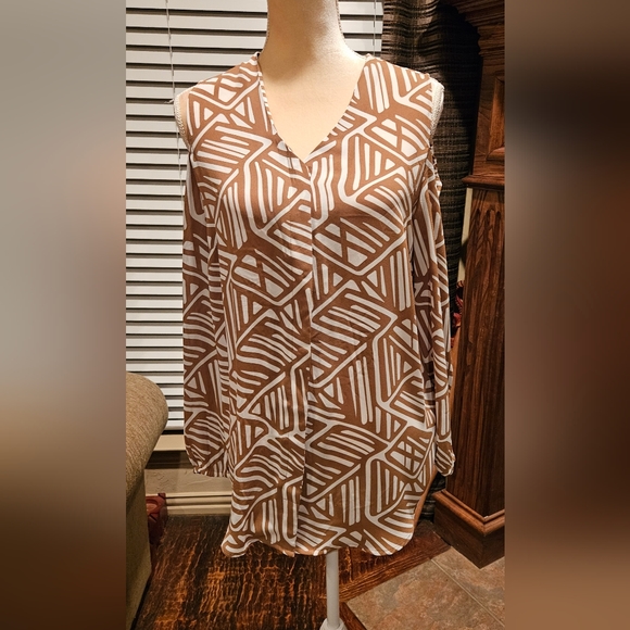 Chico’s Abstract Print Cold Shoulder Top Size 1 (M/8) - Picture 1 of 6